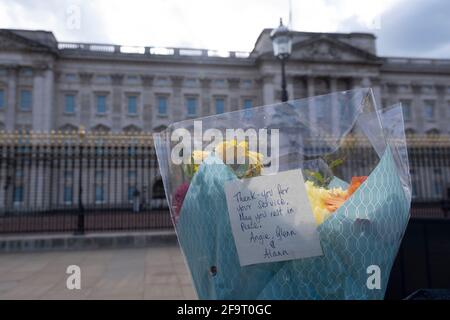 Tributi floreali e messaggi di cordoglio in seguito alla morte del principe Filippo, duca di Edingburgh fuori da Buckingham Palace l'11 aprile 2021 a Londra, Regno Unito. I membri del pubblico hanno posato fiori fuori dalle porte della residenza reale dopo il suo passaggio all'età di 99 anni il 9 aprile 2021. Il principe Filippo, Duca di Edimburgo, era un membro della famiglia reale britannica come marito di Elisabetta II Filippo nacque nelle famiglie reali greche e danesi. Foto Stock