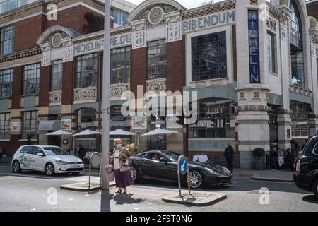 Bibendum, l'originale ristorante Conran nell'esclusiva area di South Kensington, il 14 aprile 2021 a Londra, Regno Unito. Michelin House, commissionata dalla Michelin Tire Company Ltd come la loro prima sede centrale permanente britannica nel 1909, è stata per molti anni un punto di riferimento preferito a Londra. Il suo esuberante individualismo stilistico è stato variamente descritto come un esempio di Art Nouveau, proto-Art-Deco, funzionalismo secessionista e classicismo geometrico. Foto Stock