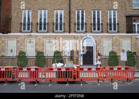 Immobili di alto livello in fase di riqualificazione coperti da un accatamento raffigurante una casa finita con grandi finestre su Sloane Street nella zona di lusso di Chelsea il 14 aprile 2021 a Londra, Regno Unito. Chelsea è una delle aree principali per i beni esclusivi e di lusso a Londra ovest. E' conosciuto come un quartiere dove il ricco e ricco negozio, per lo più di alta moda e gioielli. Foto Stock