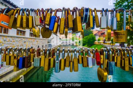 Amore lucchetti su Butcher's bridge a Ljubljana, Slovenia Foto Stock