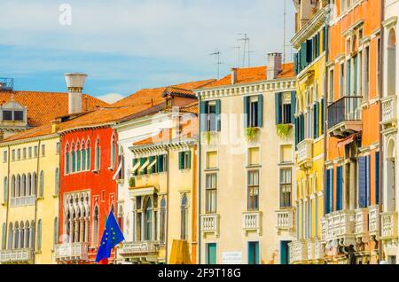 Facciata di edifici lungo il Canal Grande a venezia Foto Stock