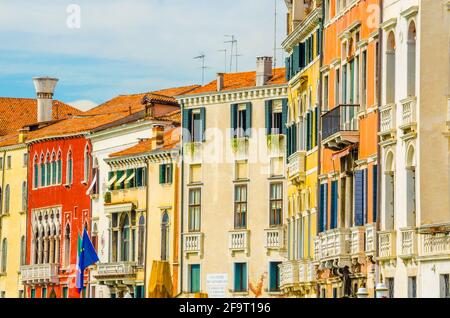 Facciata di edifici lungo il Canal Grande a venezia Foto Stock