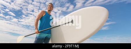 Paddle board SUP FIT uomo che porta paddleboard sul panorama delle hawaii banner spiaggia. Fitness stile di vita attivo, attività divertenti, atleta all'aperto Foto Stock