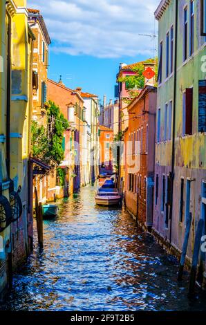 Vista di un piccolo canale durante la giornata di sole e di luce al canale guidecca nella città italiana di venezia Foto Stock