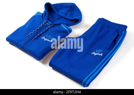 Felpa con cappuccio e pantaloni adidas Originals isolati su sfondo bianco. Abbigliamento sportivo. Foto Stock