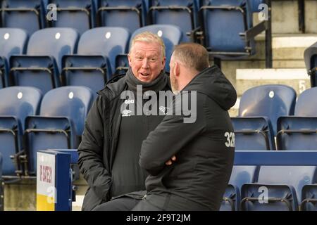 Steve McClaren, direttore tecnico della contea di Derby, parla con Wayne Rooney responsabile della contea di Derby Foto Stock