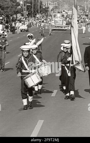 Sea Cadets marching band al Canada Day Celebration Parade, Drumheller Alberta Canada, 1 luglio 1982 Foto Stock