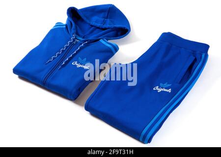 Felpa con cappuccio e pantaloni adidas Originals isolati su sfondo bianco. Abbigliamento sportivo. Foto Stock