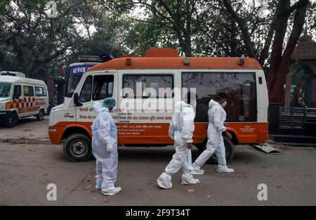 Nuova Delhi, India. 20 Apr 2021. I parenti delle vittime del COVID-19 camminano oltre un furgone al crematorio di Nigambodh Ghat a Nuova Delhi. L'India ha registrato 259,170 nuovi casi di infezione da Covid-19 e 1,761 decessi nelle ultime 24 ore. Credit: SOPA Images Limited/Alamy Live News Foto Stock