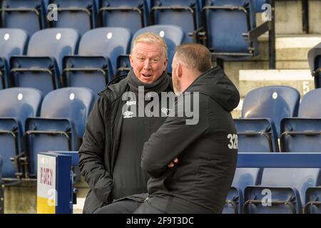 Preston, Regno Unito. 20 Apr 2021. Steve McClaren, direttore tecnico della contea di Derby, parla al direttore Wayne Rooney della contea di Derby a Preston, Regno Unito, il 20/04/2021. (Foto di Simon Whitehead/News Images/Sipa USA) Credit: Sipa USA/Alamy Live News Foto Stock