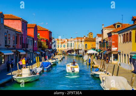 vista di un canale sull'isola di murano in italia che e' circondato da negozi turistici che vendono il famoso vetro di murano Foto Stock
