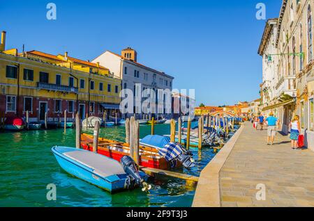 vista di un canale sull'isola di murano in italia Foto Stock