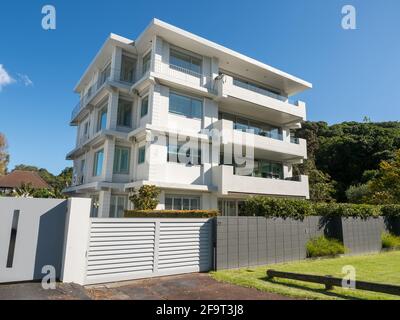 AUCKLAND, NUOVA ZELANDA - 16 aprile 2021: Vista dell'edificio di appartamenti a Mission Bay Foto Stock