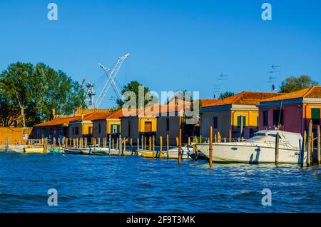 vista di un piccolo molo di fronte a case residenziali in città italiana venezia Foto Stock