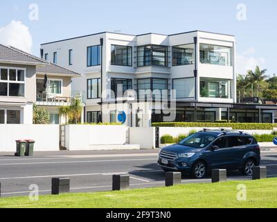 AUCKLAND, NUOVA ZELANDA - 16 aprile 2021: Vista dell'edificio di appartamenti a Mission Bay Foto Stock