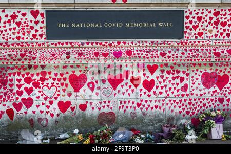 Un tributo floreale di He National Covid Memorial Wall sulla South Bank a Londra. Foto Stock