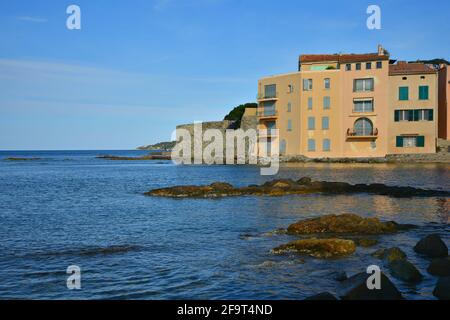Pittoresche case in tipico stile Provençal con pareti in stucco veneziano sul litorale della spiaggia di la Ponche a Saint-Tropez, Costa Azzurra Francia. Foto Stock