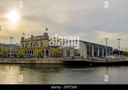 Vista sulla stazione ferroviaria centrale della città svizzera zurigo riflette sulla superficie del fiume limmat Foto Stock