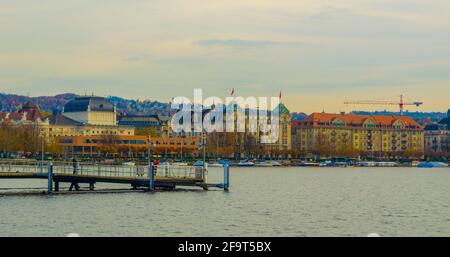 vista di un molo situato sul lago di zurigo in svizzera Foto Stock