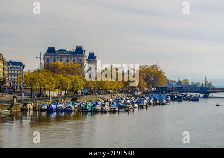 vista sull'argine del fiume limmat in svizzera città di zurigo dove ancorano piccole imbarcazioni Foto Stock