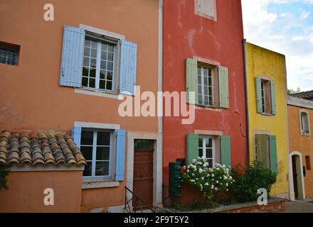 Pittoresche case Provençal con pareti color ocra e tetti in piastrelle di argilla a Roussillon, Vaucluse Provence, Francia. Foto Stock