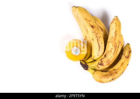 Frutta rovinata su sfondo bianco. Vecchio mazzo di banane con limone moldy isolato su un bianco con spazio di copia. Foto Stock
