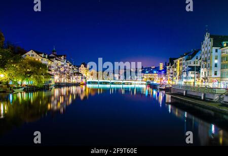 Vista notturna del fiume limmat a zurigo Foto Stock