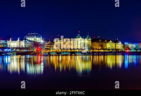 vista notturna dello skyline della città svizzera di zurigo che riflette sul lago di zurigo Foto Stock