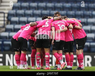 Deepdale, Preston, Lancashire, Regno Unito. 20 Apr 2021. Campionato di calcio della Lega inglese, Preston North End contro Derby County; i giocatori della contea di Derby formano un huddle prima del calcio d'inizio Credit: Action Plus Sports/Alamy Live News Foto Stock