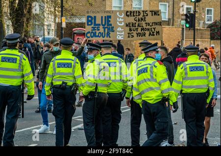 Londra, Regno Unito. 20 Apr 2021. Police corden fuori da un cancello per consentire il Brighton Bus in - i tifosi di Chelsea si riuniscono fuori dallo stadio del Football Club a Stamford Bridge per protestare loro ad aderire alla prevista European Super League. Credit: Guy Bell/Alamy Live News Foto Stock