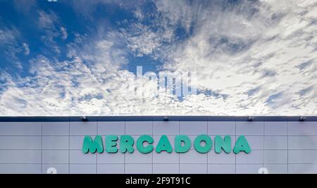 Facciata principale di un supermercato della catena spagnola Mercadona con un cielo con nuvole sullo sfondo, vista panoramica Foto Stock