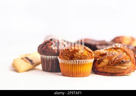 Deliziosi pasticcini freschi della panetteria serba. Messa a fuoco selettiva, colori vivaci. Foto Stock