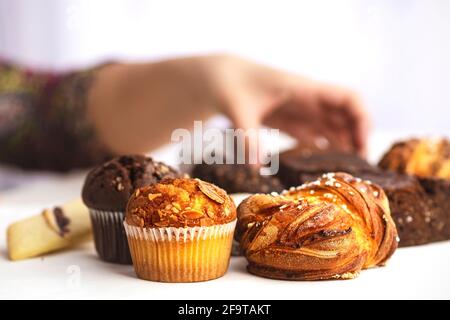 Deliziosi pasticcini freschi della panetteria serba. Messa a fuoco selettiva, colori vivaci. Foto Stock