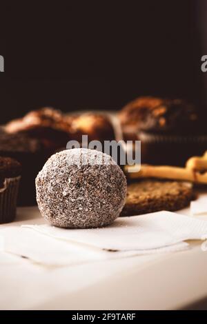 Deliziosi pasticcini freschi della panetteria serba. Messa a fuoco selettiva, colori vivaci. Foto Stock