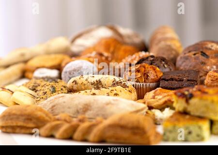 Deliziosi pasticcini freschi della panetteria serba. Messa a fuoco selettiva, colori vivaci. Foto Stock