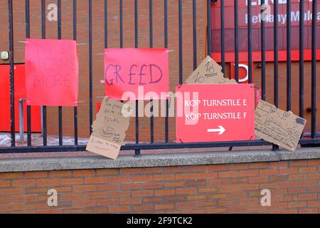 Striscioni attaccati alla recinzione perimetrale del Liverpool Football Club dai tifosi che protestano sull'intenzione dei club di aderire a una Super League europea. Foto Stock