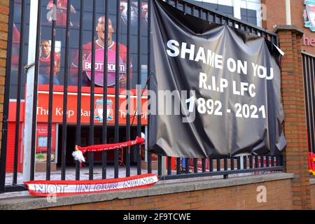 Striscioni attaccati alla recinzione perimetrale del Liverpool Football Club dai tifosi che protestano sull'intenzione dei club di aderire a una Super League europea. Foto Stock