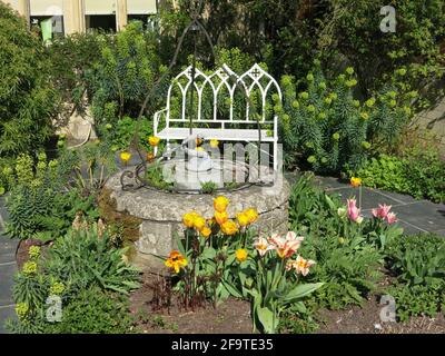 Arte e creatività nel giardino Bedfordshire di Kathy Brown in un giorno aperto nell'aprile 2021. Foto Stock