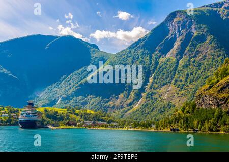 Vista di un villaggio di Flam con diverse navi da crociera ancorate Alla fine del Aurlandsfjord Foto Stock