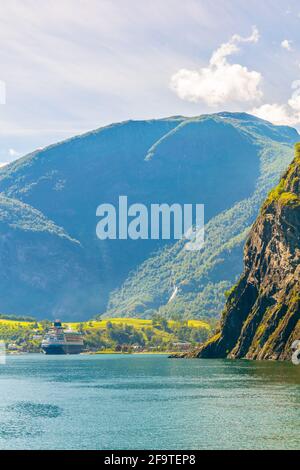 Vista di un villaggio di Flam con diverse navi da crociera ancorate Alla fine del Aurlandsfjord Foto Stock