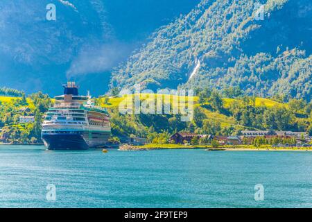 Vista di un villaggio di Flam con diverse navi da crociera ancorate Alla fine del Aurlandsfjord Foto Stock