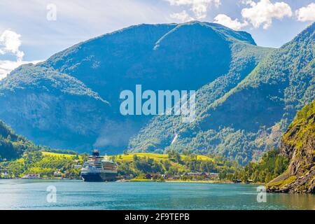 Vista di un villaggio di Flam con diverse navi da crociera ancorate Alla fine del Aurlandsfjord Foto Stock