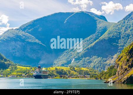 Vista di un villaggio di Flam con diverse navi da crociera ancorate Alla fine del Aurlandsfjord Foto Stock