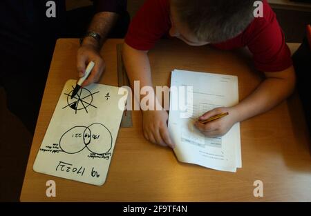 SEI ANNI ALLA SCUOLA ELEMENTARE DI COBOURG NEL SUD DI LONDRA. 5 dicembre 2006 TOM PILSTON Foto Stock