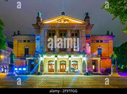 Vista notturna del Teatro Nazionale di Oslo, la capitale della Norvegia Foto Stock