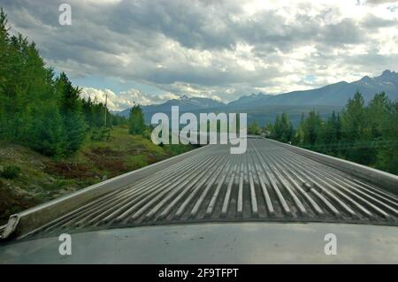Una vista delle Montagne Rocciose in Canada mentre il Canadese si avvicina a Jasper. Il treno impiega tre giorni per viaggiare tra Toronto e Vancouver Foto Stock