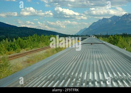 Una vista delle Montagne Rocciose in Canada mentre il Canadese si avvicina a Jasper. Il treno impiega tre giorni per viaggiare tra Toronto e Vancouver Foto Stock