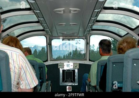 I passeggeri sul Canadese, transitano in Canada tra Toroonto e Vancounver godendo la vista delle Montagne Rocciose dalla macchina di osservazione, il 2007 agosto Foto Stock