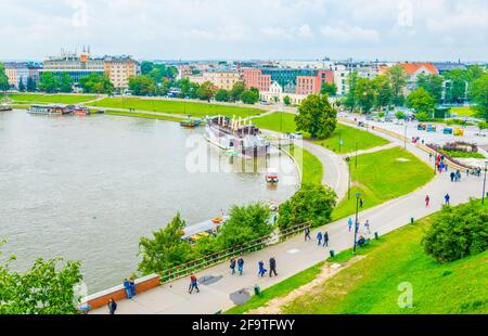 X people si rilassano sul fiume Vistola sotto il castello di wawel a Cracovia/Cracovia in Polonia. Foto Stock