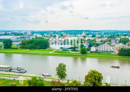 Vista sul fiume Vistola sotto il castello di wawel a Cracovia/Cracovia in Polonia. Foto Stock